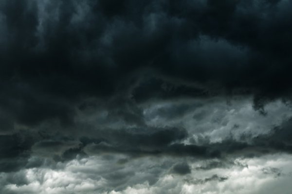 Хмурое небо землю сковало