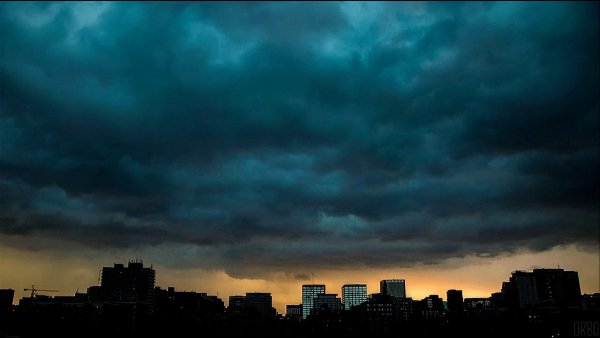 Ночное облачное небо над городом