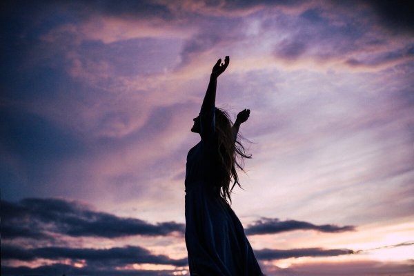 Девушка с поднятыми руками