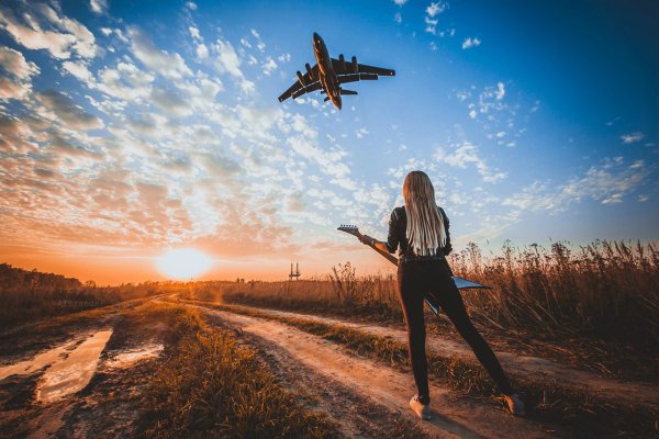 Девушка и самолет на закате