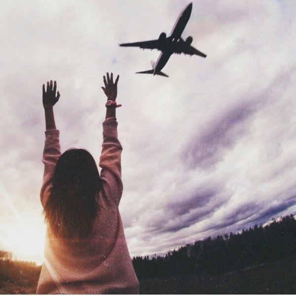 Самолет и рука девушки