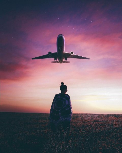 Девушка провожает самолет