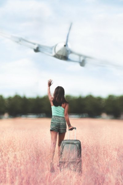 Девушка улетает на самолете
