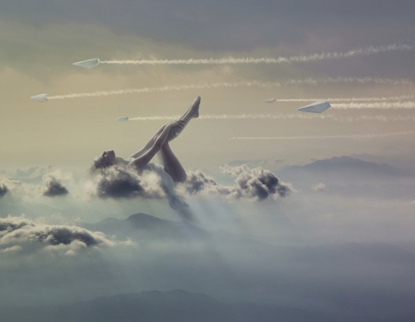 Девушка улетает на самолете