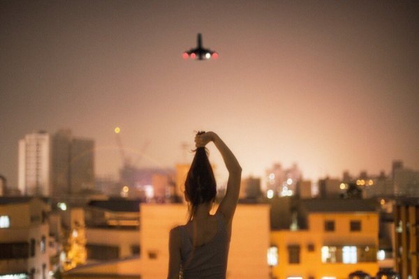 Бумажный самолетик арт