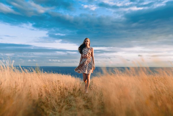 Женщина на фоне природы