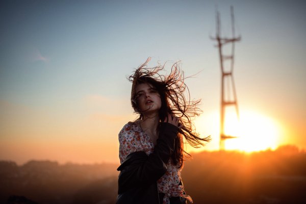 Девушка на ветру