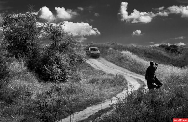 Черно белый пейзаж с человеком