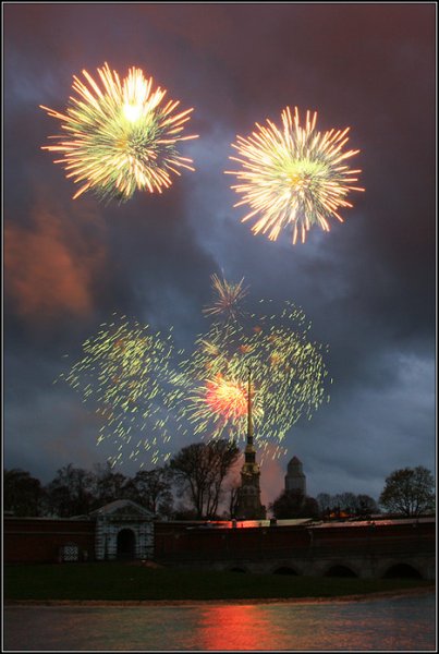 Выставка рисунков салют Победы