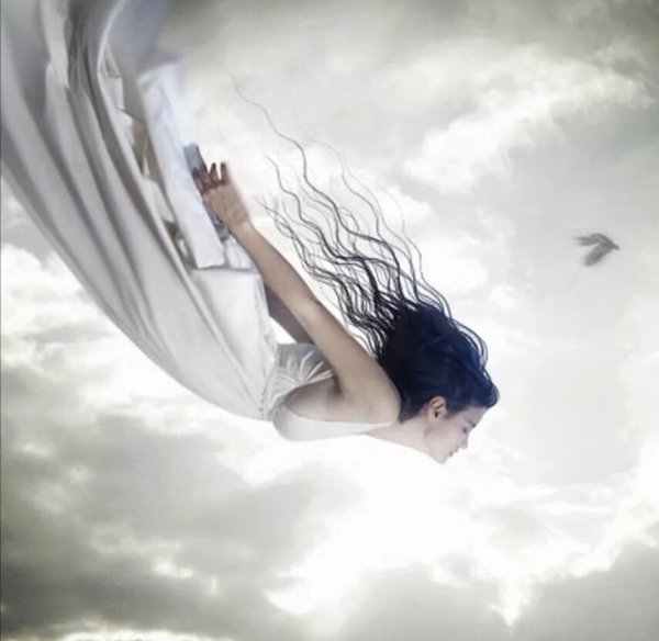 Женщина парящая в облаках