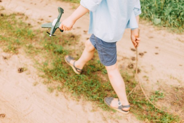 Девушка идет босиком