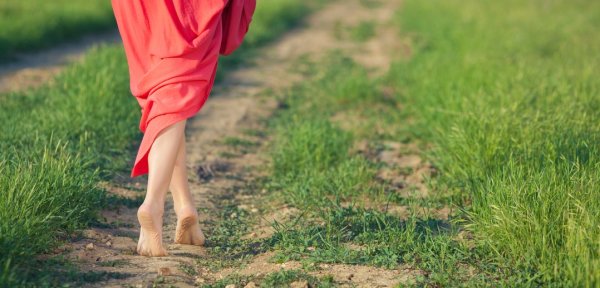 Ребекка Питкин босиком