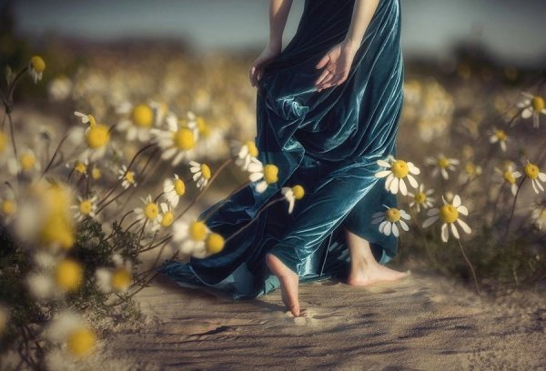 Счастливая девушка в поле