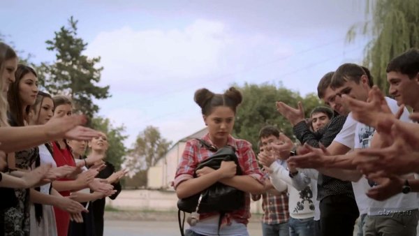 Босые девушки лежа