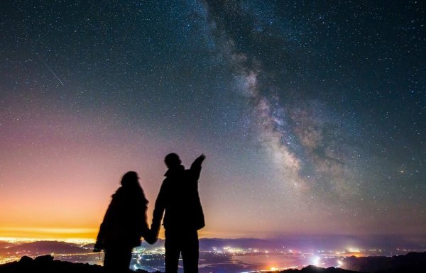 Пара на фоне звездного неба
