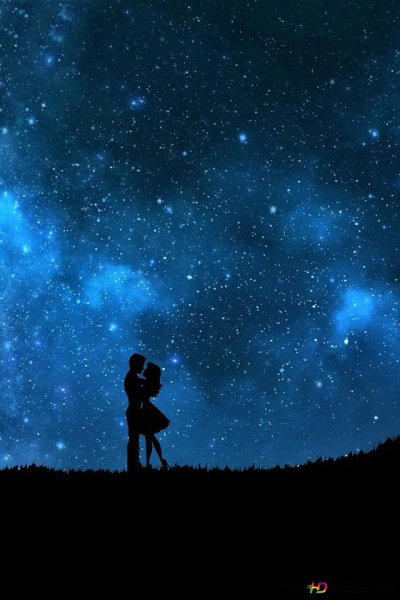 Пара смотрит на звезды зимой