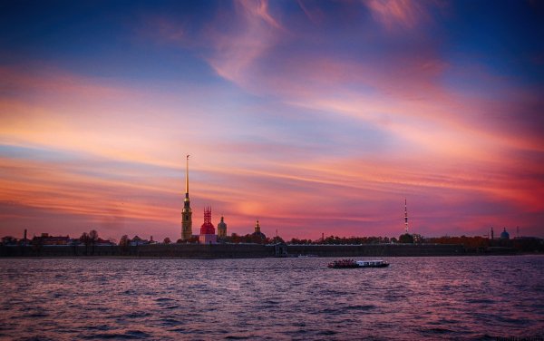 Собор на набережной лейтенанта Шмидта в Санкт-Петербурге