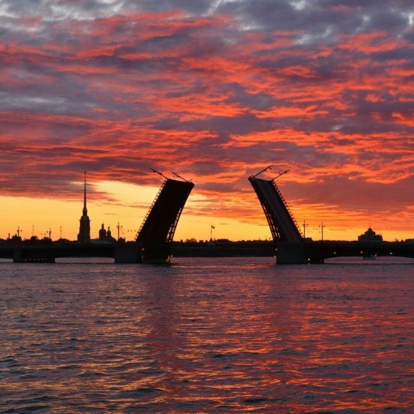 Дворцовый мост в Санкт-Петербурге закат