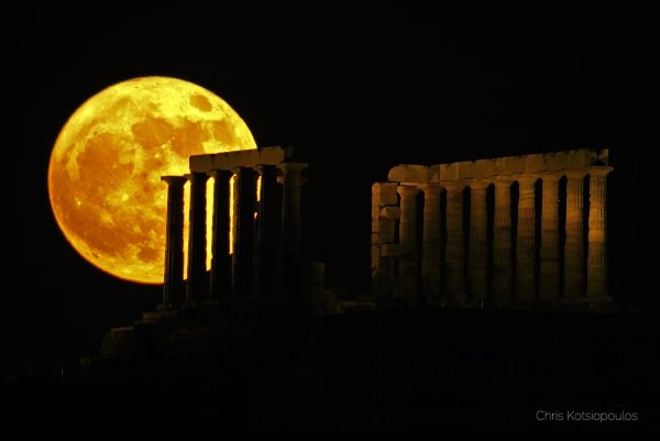 Храм Посейдона на мысе Сунион в полнолуние