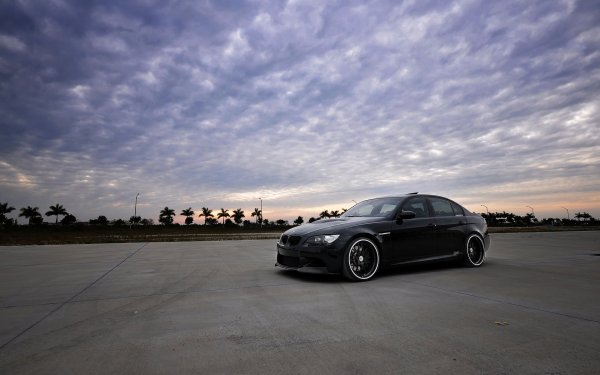 Машины на заднем плане