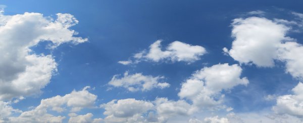 Небо с облаками вид снизу