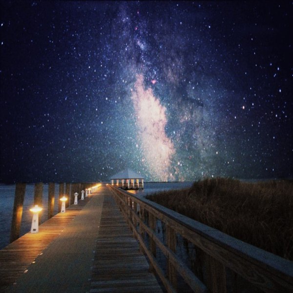 Люди тянутся друк к другу