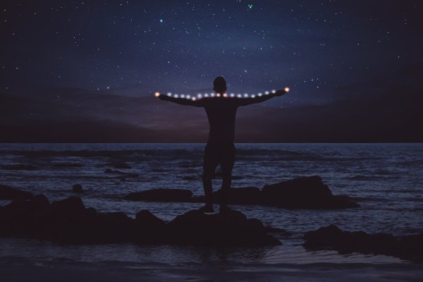 Одинокий парень ночью