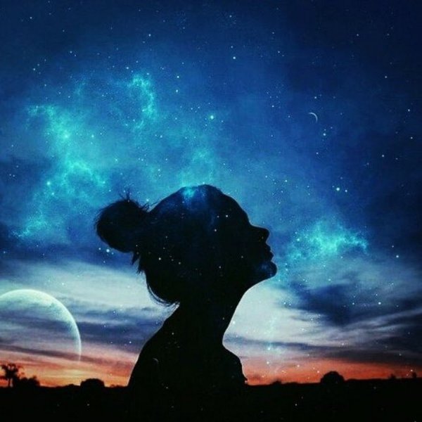 Силуэт девочки смотрящей в небо