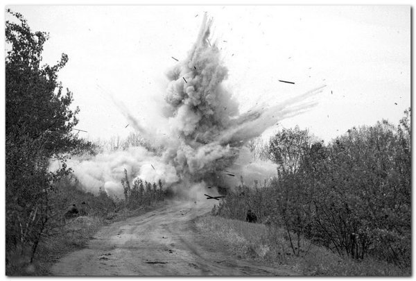 Девушка на фоне взрыва