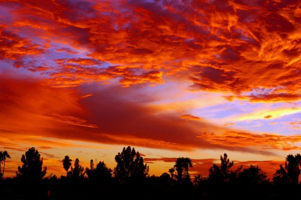 Темно оранжевый закат папин Олимпос