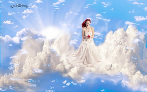 Женщина парящая в облаках