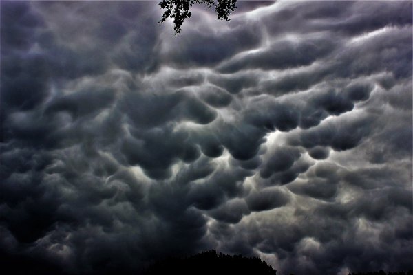 Тревожное пасмурное небо