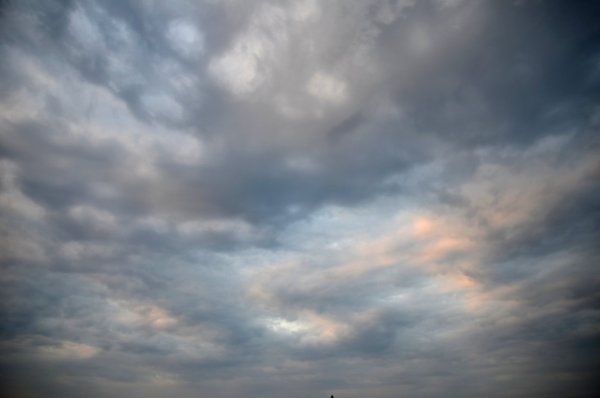 Фото бездонное тревожное небо