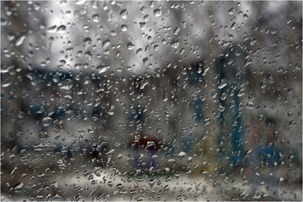 Плачет под дождем