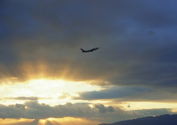 Самолет и аэропорт