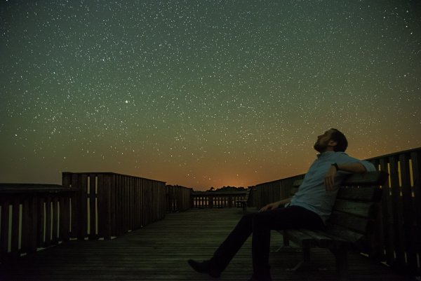 Человек смотрит в небо