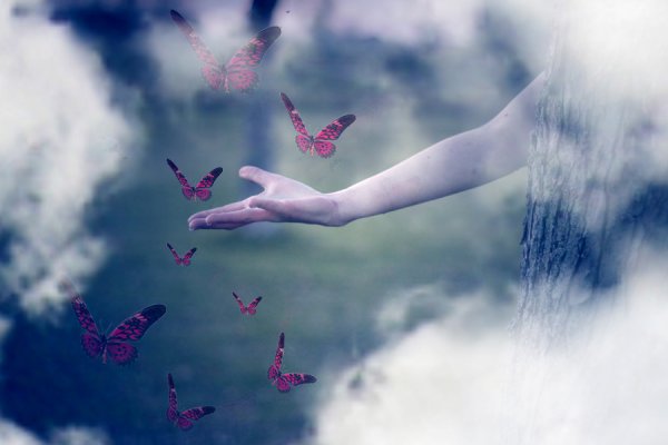 Человек летает в облаках