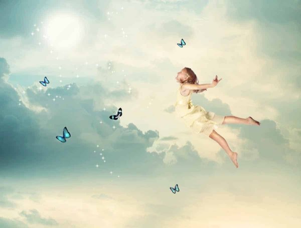 Ребенок летает в облаках