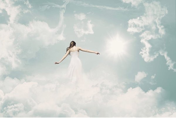 Девушка летает в облаках