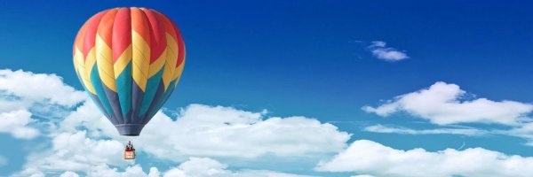 Воздушный шар с корзиной в облаках