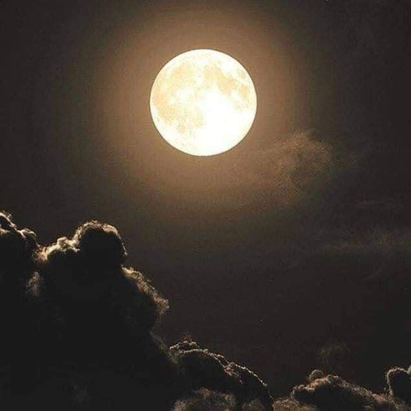 Огромная Луна