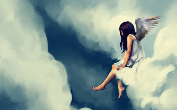 Девушка с крыльями в облаках