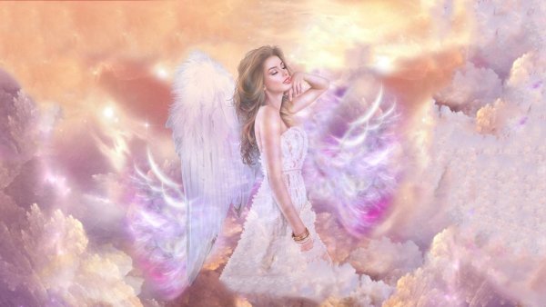 Девушка с крыльями в полете