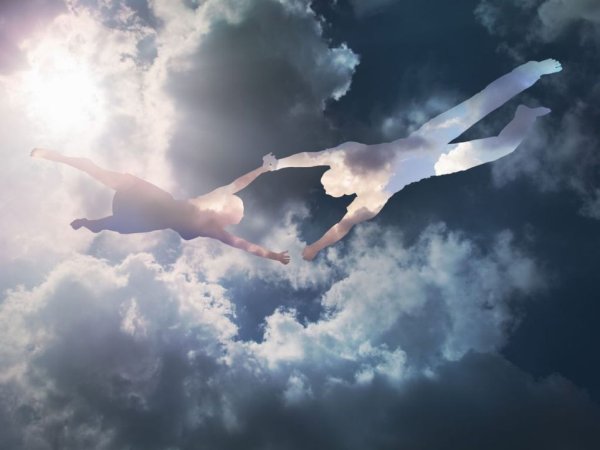 Девушка летает