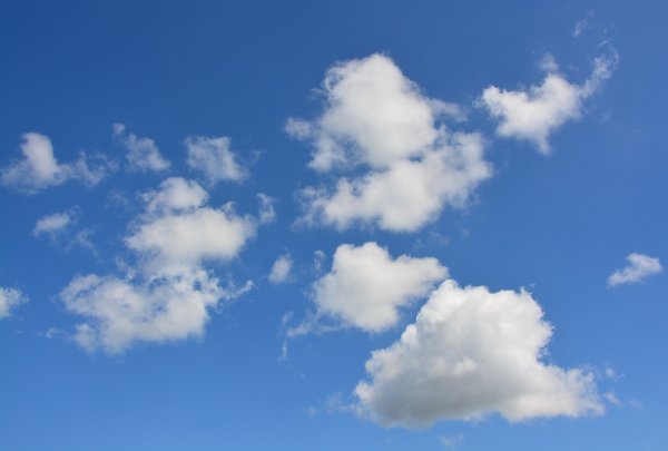 Голубое небо с белыми облаками