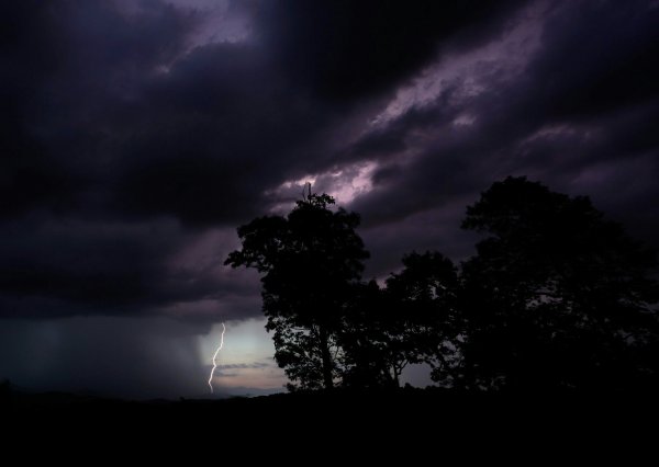 Темное небо гроза