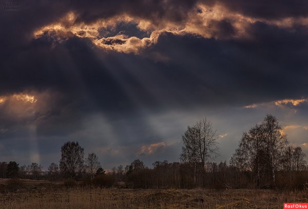 Темное небо перед грозой