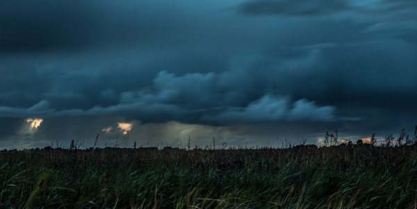 Грозовое небо в поле