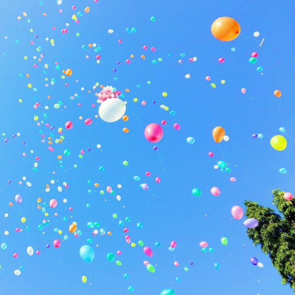 Воздушные шары улетают в небо