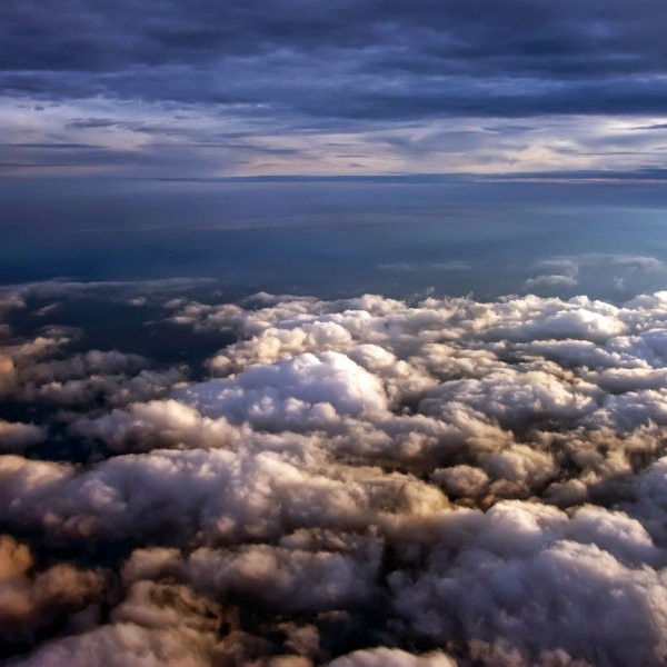 Самолет над облаками